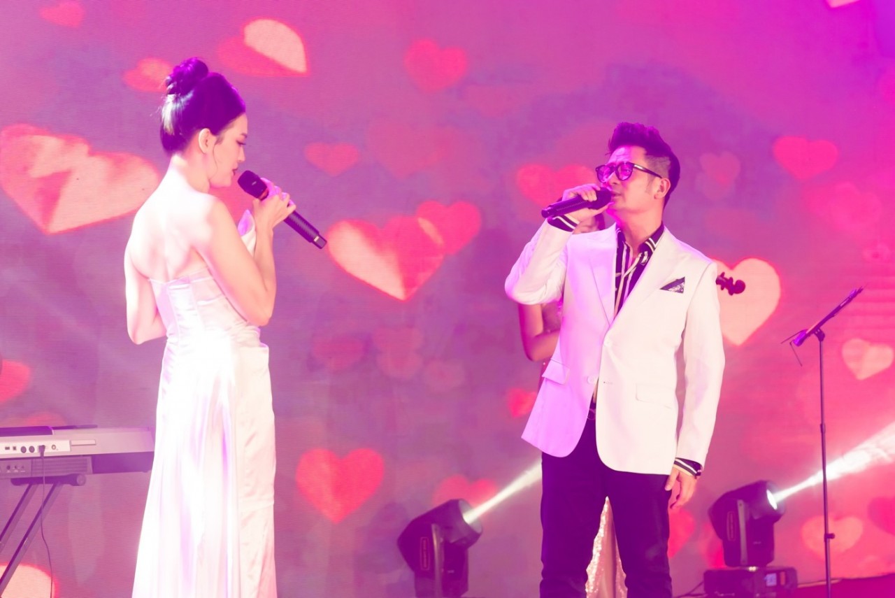 Hội trường bùng nổ với màn song ca ngọt ngào  giữa Bằng Kiều và nữ ca sĩ Phương Mai.