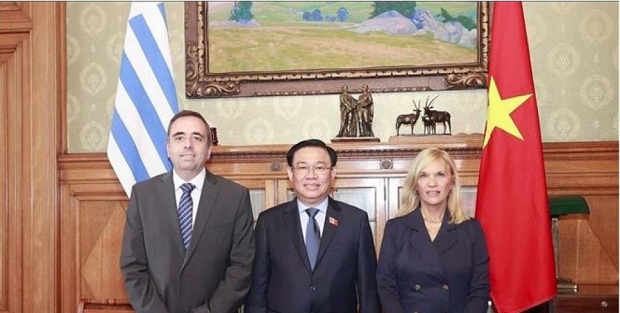 NA Chairman Vuong Dinh Hue (C) and Speaker of the Senate Beatriz Argimon Cedeira (R) and Speaker of the Chamber of Representatives Sebastian Andujar during the visit to the South American nation in April. NA Chairman Vuong Dinh Hue (C) and Speaker of the Senate Beatriz Argimon Cedeira (R) and Speaker of the Chamber of Representatives Sebastian Andujar during the visit to the South American nation in April.