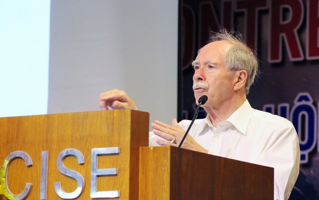 GS Gerard 't Hooft báo cáo bài giảng tại Hội nghị khoa học quốc tế “Các cửa sổ nhìn ra vũ trụ”. GS Gerard 't Hooft báo cáo bài giảng tại Hội nghị khoa học quốc tế “Các cửa sổ nhìn ra vũ trụ”.