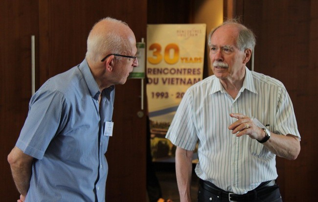 GS Gerard 't Hooft (bên phải) trò chuyện với một nhà khoa học. GS Gerard 't Hooft (bên phải) trò chuyện với một nhà khoa học.
