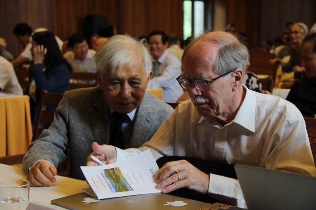 GS Gerard 't Hooft (bên phải) trò chuyện GS Trần Thanh Vân tại Hội nghị khoa học quốc tế “Các cửa sổ nhìn ra vũ trụ”. GS Gerard 't Hooft (bên phải) trò chuyện GS Trần Thanh Vân tại Hội nghị khoa học quốc tế “Các cửa sổ nhìn ra vũ trụ”.