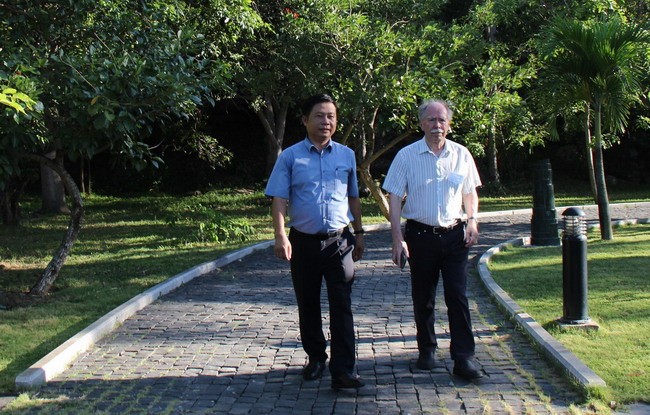 GS Gerard 't Hooft dạo bộ trên con đường Nobel. GS Gerard 't Hooft dạo bộ trên con đường Nobel.