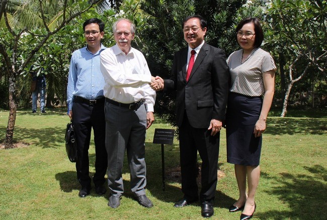 GS Gerard 't Hooft trò chuyện với Bộ trưởng Bộ KH&CN Huỳnh Thành Đạt. GS Gerard 't Hooft trò chuyện với Bộ trưởng Bộ KH&CN Huỳnh Thành Đạt.