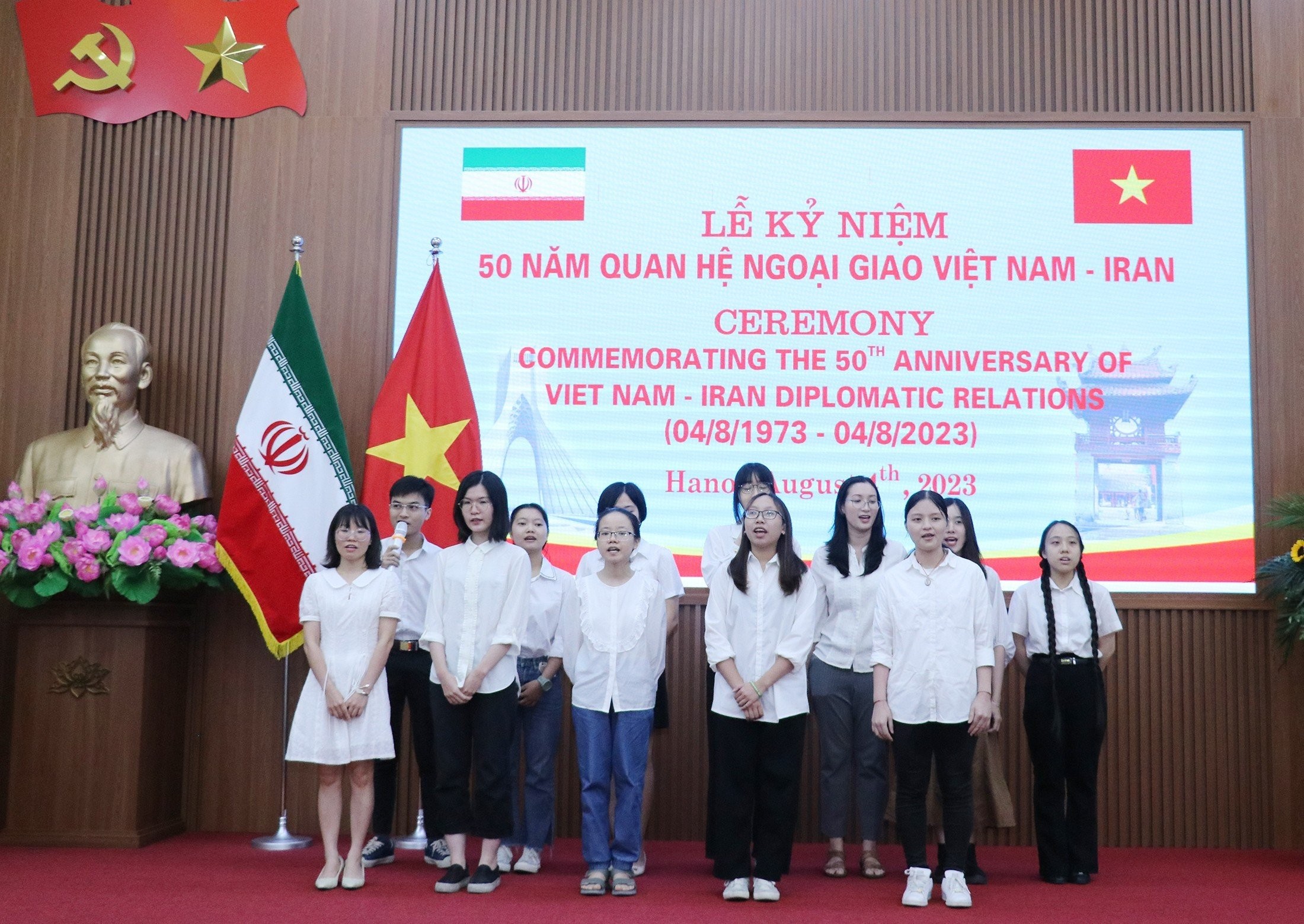 Các sinh viên trường Đại học Khoa học Xã hội và Nhân văn (Đại học Quốc gia Hà Nội) biểu diễn ca khúc Chìa khóa ngôn ngữ mở cánh cửa đến xứ sở