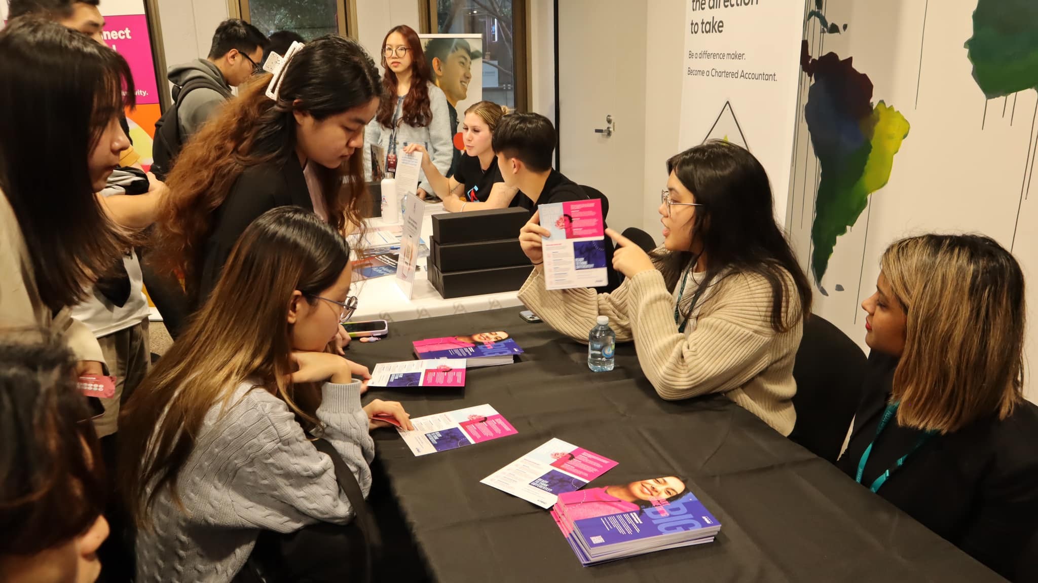 Các sinh viên trao đổi với nhà tuyển dụng tại Career Fair 2023 tìm kiếm cơ hội việc làm (Ảnh: UAVS-NSW). Các sinh viên trao đổi với nhà tuyển dụng tại Career Fair 2023 tìm kiếm cơ hội việc làm (Ảnh: UAVS-NSW).