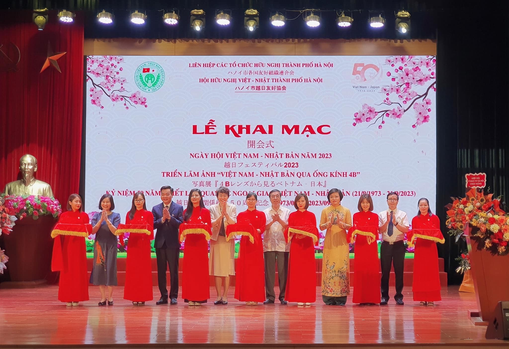 Các đại biểu cắt băng khai mạc Ngày hội (Ảnh:HAUFO). Các đại biểu cắt băng khai mạc Ngày hội (Ảnh:HAUFO).