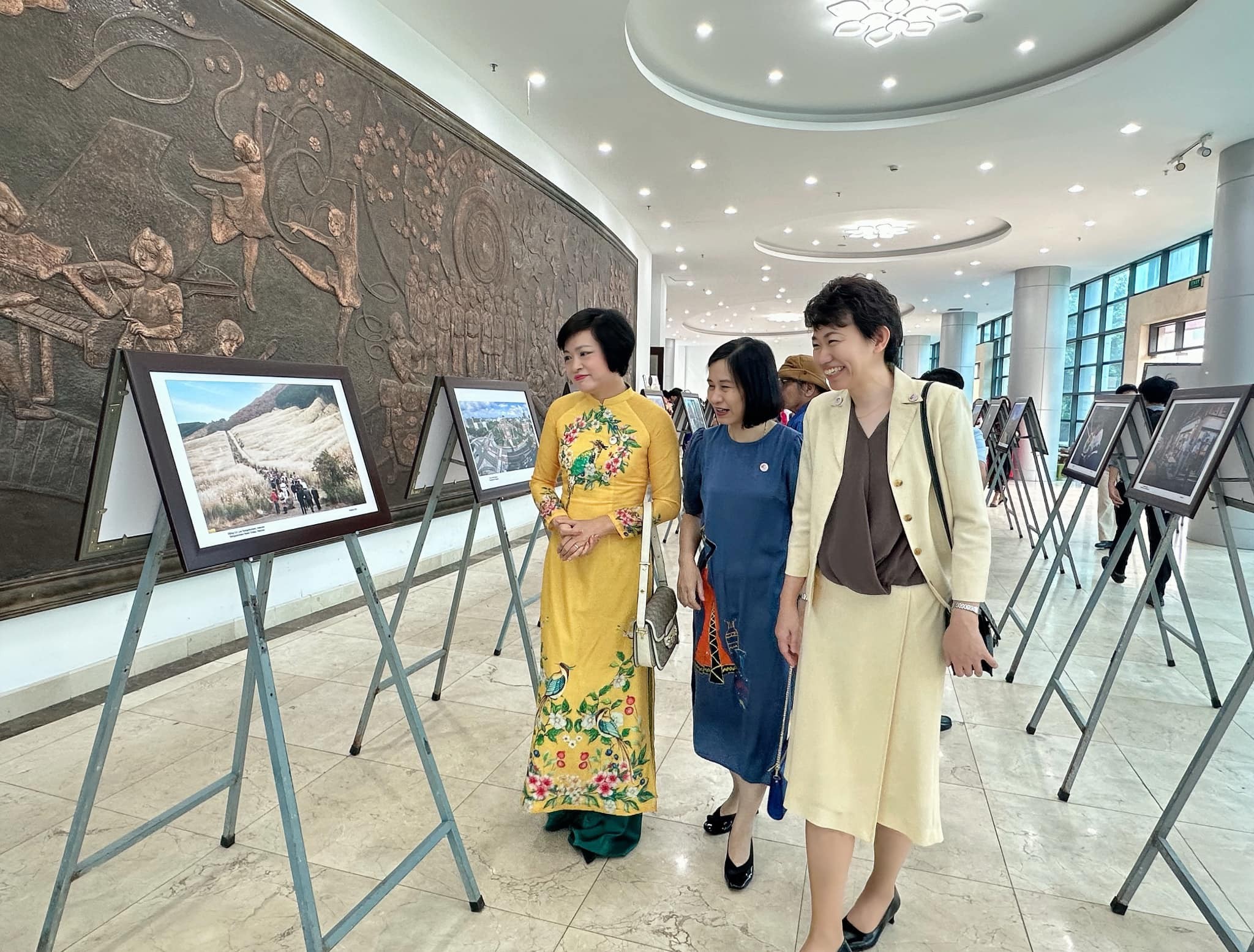 Các đại biểu tham quan Triển lãm ảnh Ngày hội Việt Nam - Nhật Bản thắm tình hữu nghị