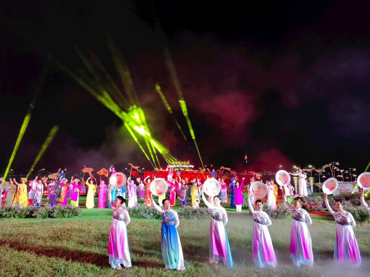 Kể chuyện áo dài Huế gắn liền với dòng sông Hương Kể chuyện áo dài Huế gắn liền với dòng sông Hương
