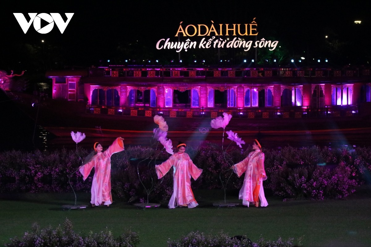 Kể chuyện áo dài Huế gắn liền với dòng sông Hương Kể chuyện áo dài Huế gắn liền với dòng sông Hương
