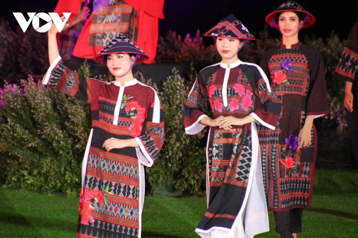 Kể chuyện áo dài Huế gắn liền với dòng sông Hương Kể chuyện áo dài Huế gắn liền với dòng sông Hương