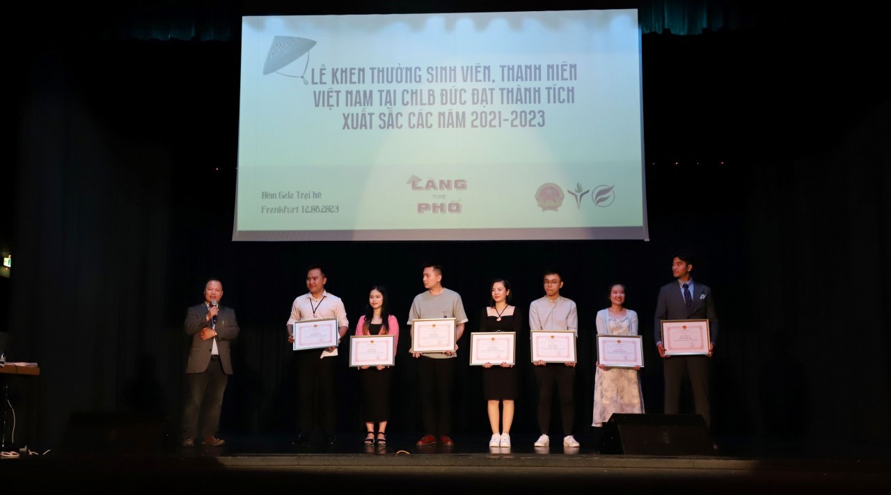 Ông Phan Quang Văn (ngoài cùng bên trái) trao Giấy khen của Đại sứ cho các bạn trẻ có thành tích xuất sắc. (Nguồn: TTXVN) Ông Phan Quang Văn (ngoài cùng bên trái) trao Giấy khen của Đại sứ cho các bạn trẻ có thành tích xuất sắc. (Nguồn: TTXVN)