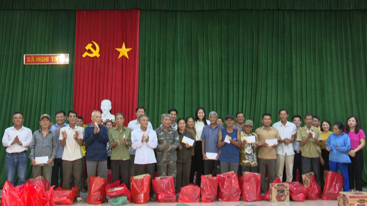 Nghệ An: Trao 102 suất quà cho ngư dân, gia đình khó khăn ở các xã vùng biển huyện Nghi Lộc Nghệ An: Trao 102 suất quà cho ngư dân, gia đình khó khăn ở các xã vùng biển huyện Nghi Lộc