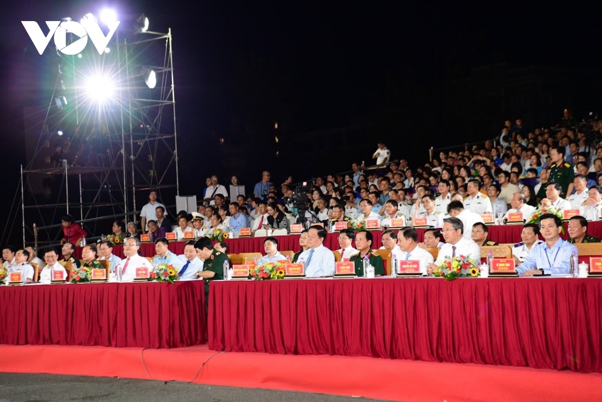 Toàn cảnh chương trình chính luận nghệ thuật “Mạnh giàu từ biển quê hương” Toàn cảnh chương trình chính luận nghệ thuật “Mạnh giàu từ biển quê hương”