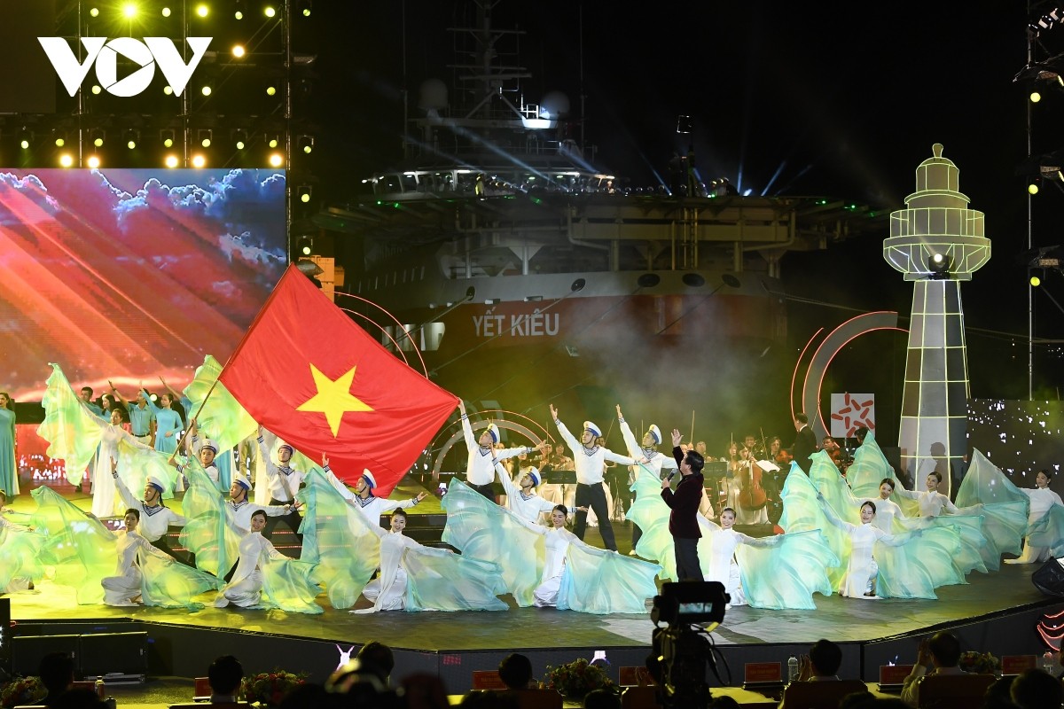 Toàn cảnh chương trình chính luận nghệ thuật “Mạnh giàu từ biển quê hương” Toàn cảnh chương trình chính luận nghệ thuật “Mạnh giàu từ biển quê hương”