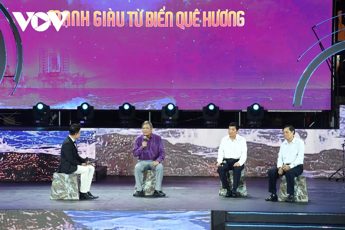 Toàn cảnh chương trình chính luận nghệ thuật “Mạnh giàu từ biển quê hương” Toàn cảnh chương trình chính luận nghệ thuật “Mạnh giàu từ biển quê hương”