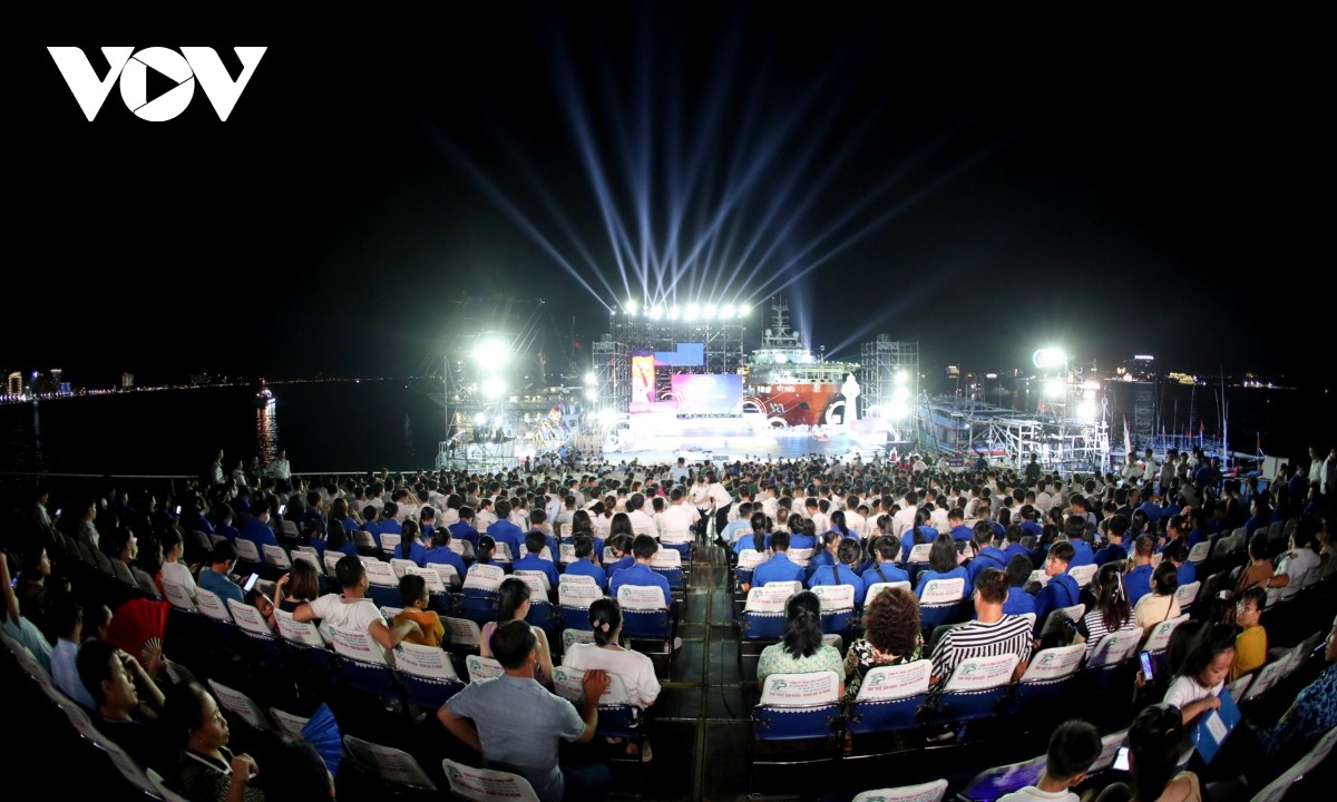 Toàn cảnh chương trình chính luận nghệ thuật “Mạnh giàu từ biển quê hương” Toàn cảnh chương trình chính luận nghệ thuật “Mạnh giàu từ biển quê hương”