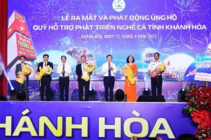 Phó Thủ tướng Trần Hồng Hà (thứ 3 từ phải sang) dự lễ ra mắt Hội đồng Quản lý Quỹ Hỗ trợ phát triển nghề cá Khánh Hòa. (Ảnh: Báo Người lao động) Phó Thủ tướng Trần Hồng Hà (thứ 3 từ phải sang) dự lễ ra mắt Hội đồng Quản lý Quỹ Hỗ trợ phát triển nghề cá Khánh Hòa. (Ảnh: Báo Người lao động)
