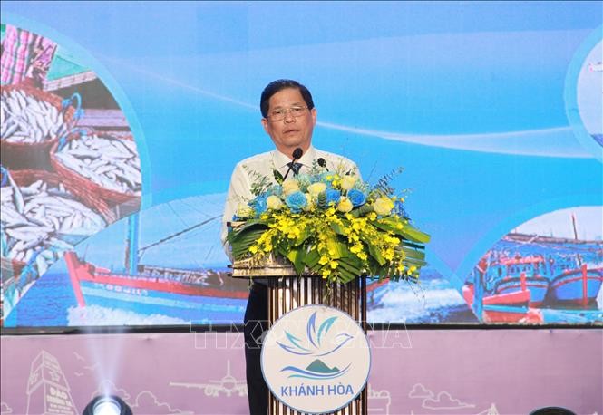 Ông Nguyễn Tấn Tuân, Chủ tịch Ủy ban nhân dân tỉnh Khánh Hòa phát biểu kêu gọi người dân tiếp tục ủng hộ Quỹ hỗ trợ, phát triển nghề cá tỉnh Khánh Hòa. (Ảnh: TTXVN) Ông Nguyễn Tấn Tuân, Chủ tịch Ủy ban nhân dân tỉnh Khánh Hòa phát biểu kêu gọi người dân tiếp tục ủng hộ Quỹ hỗ trợ, phát triển nghề cá tỉnh Khánh Hòa. (Ảnh: TTXVN)