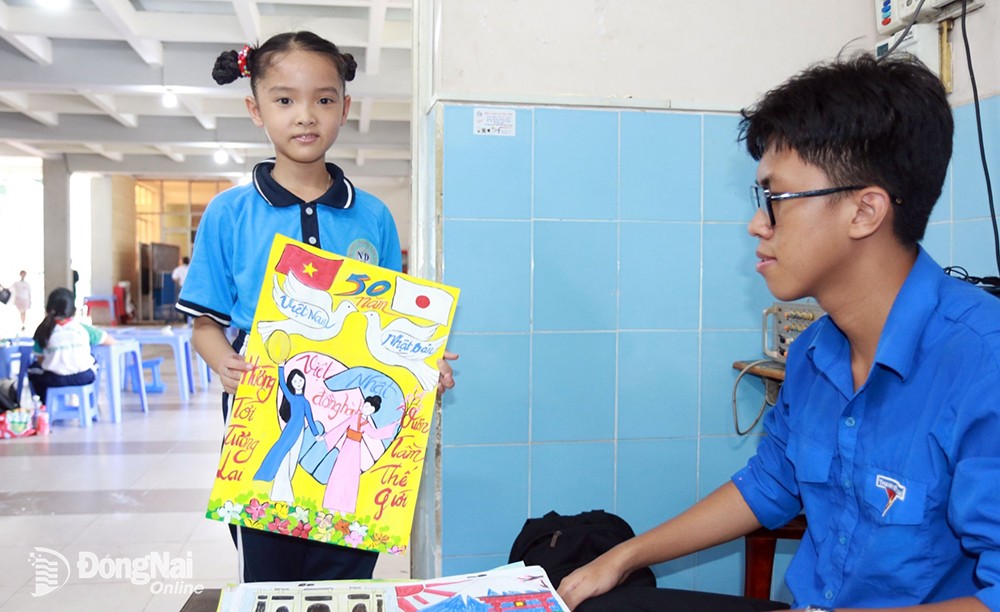 Một học sinh nộp bức tranh vừa hoàn thành cho ban tổ chức Một học sinh nộp bức tranh vừa hoàn thành cho ban tổ chức