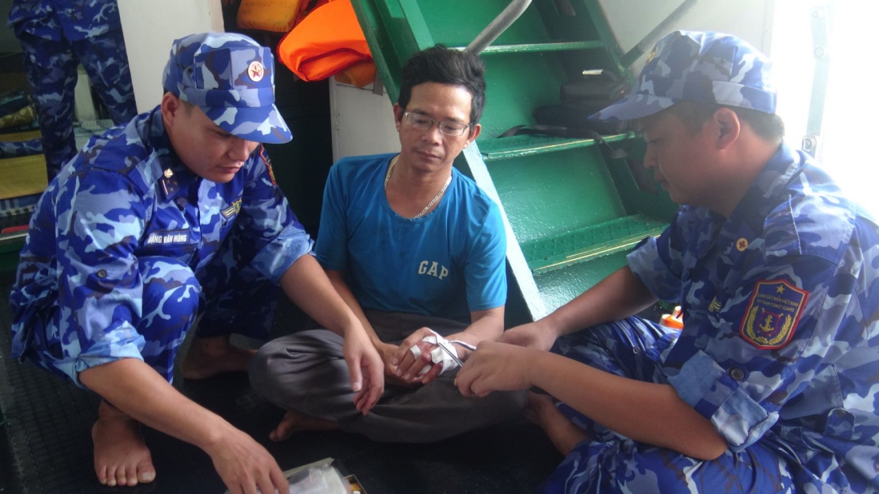 Tổ quân y tàu CSB 2015 sơ cứu ngư dân bị tai nạn lao động trên biển. Tổ quân y tàu CSB 2015 sơ cứu ngư dân bị tai nạn lao động trên biển.