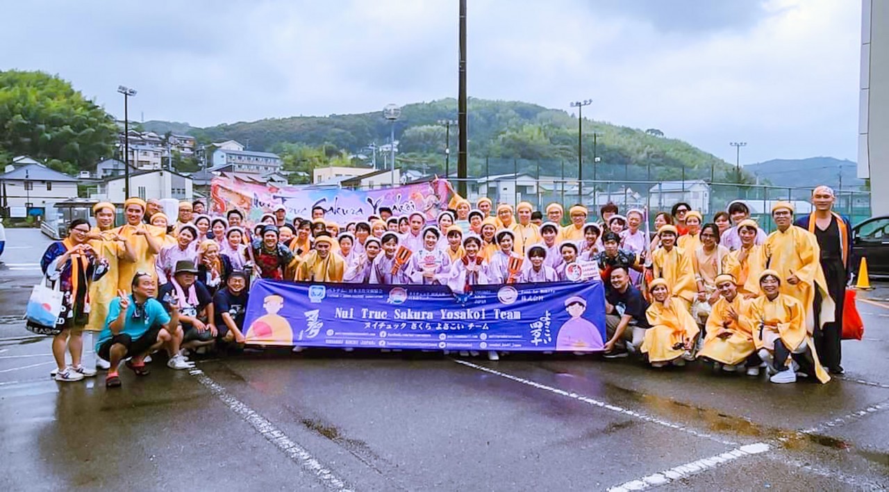 Đội Núi Trúc Sakura Yosakoi (Việt Nam) tham gia Lễ hội Yosakoi tại tỉnh Kochi (Nhật Bản) Đội Núi Trúc Sakura Yosakoi (Việt Nam) tham gia Lễ hội Yosakoi tại tỉnh Kochi (Nhật Bản)