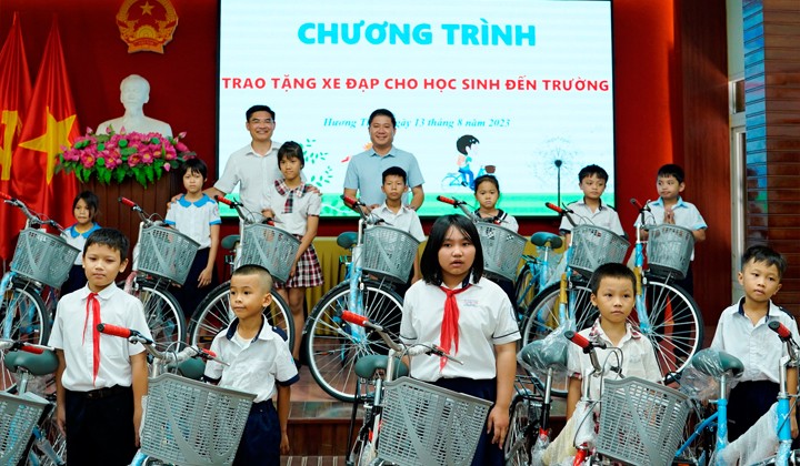 Thừa Thiên Huế: Trao 70 chiếc xe đạp cho học sinh nghèo trên địa bàn thị xã Hương Thủy Thừa Thiên Huế: Trao 70 chiếc xe đạp cho học sinh nghèo trên địa bàn thị xã Hương Thủy