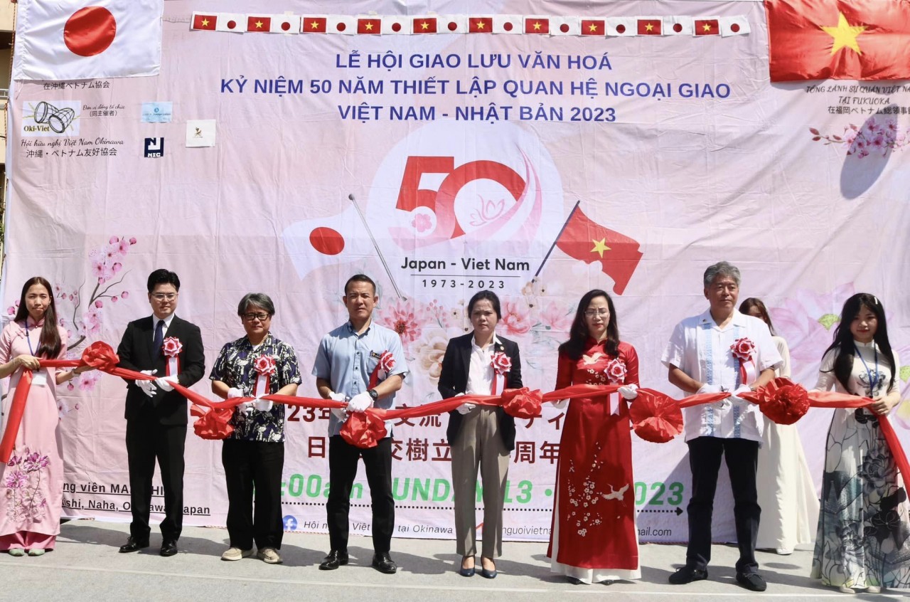 Các đại biểu cắt băng khai mạc Lễ hội. 