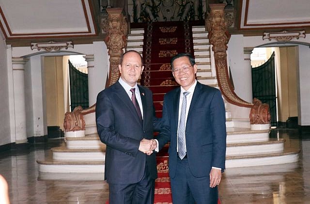 Chairman of the HCM City People’s Committee Phan Văn Mãi (right) and Israeli Minister of Economy and Industry Nir Barkat had a meeting on Monday. Photo: VNS Chairman of the HCM City People’s Committee Phan Văn Mãi (right) and Israeli Minister of Economy and Industry Nir Barkat had a meeting on Monday. Photo: VNS