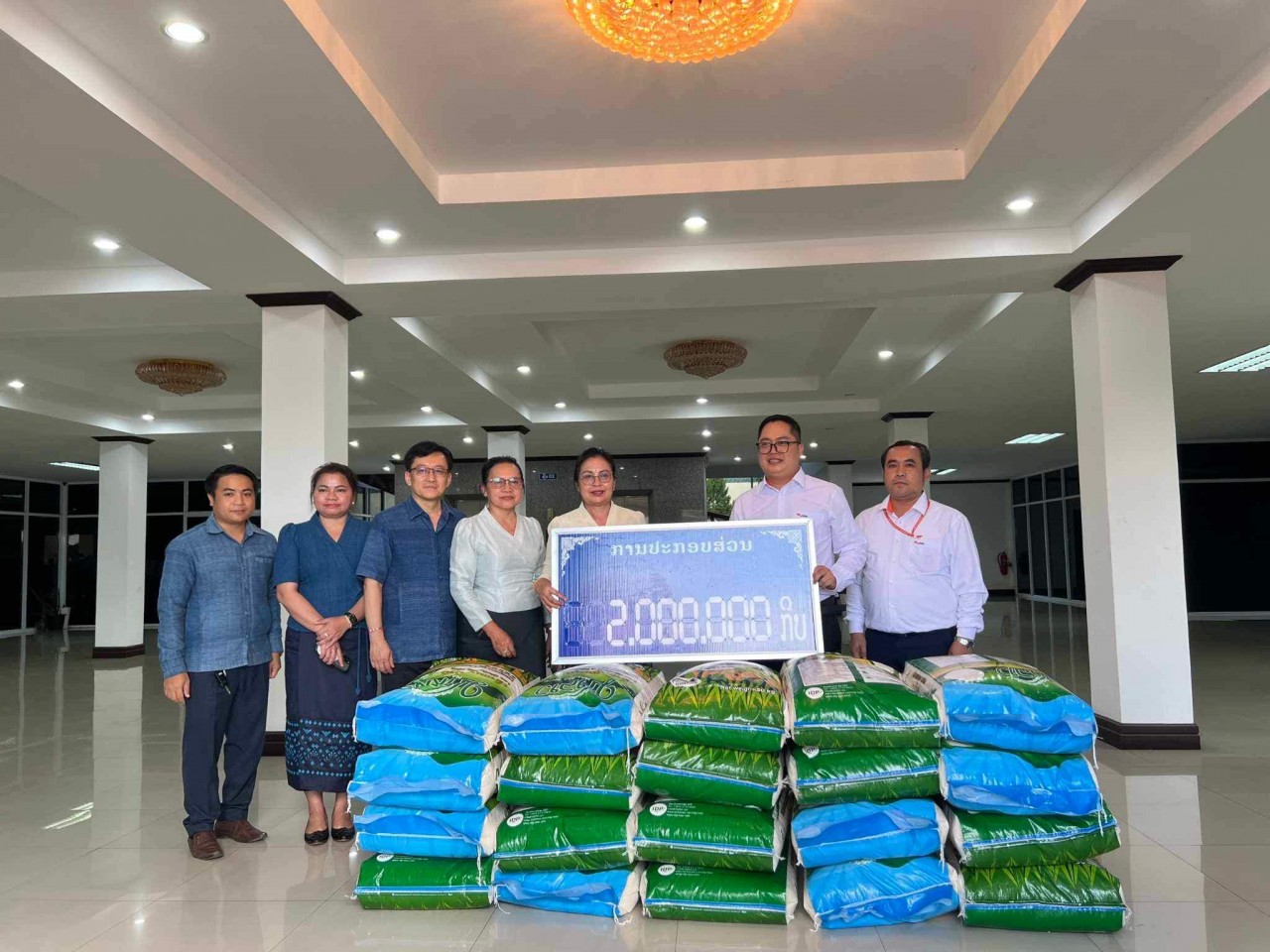 Trao quà hỗ trợ người dân Lào chịu thiệt hại do ảnh hưởng của đợt lũ lụt, sạt lở Trao quà hỗ trợ người dân Lào chịu thiệt hại do ảnh hưởng của đợt lũ lụt, sạt lở