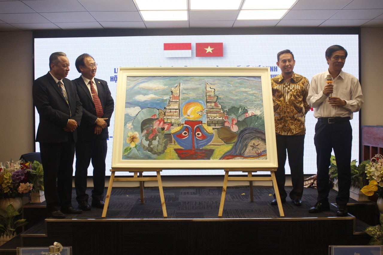 Ra mắt bức tranh mang biểu tượng hữu nghị Việt Nam - Indonesia Ra mắt bức tranh mang biểu tượng hữu nghị Việt Nam - Indonesia