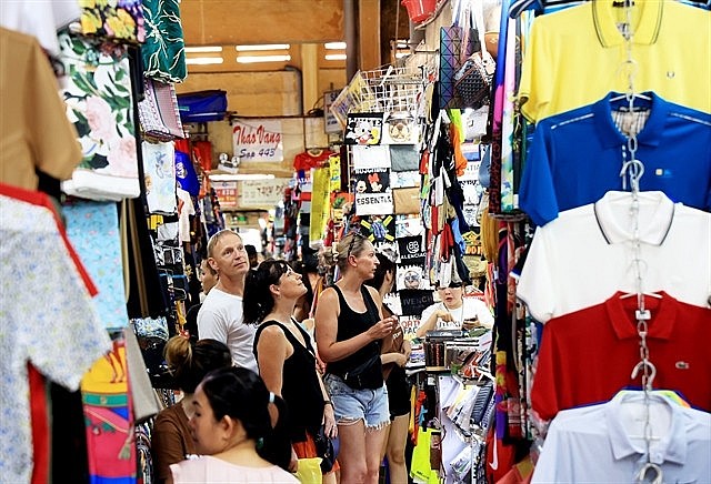 Foreign tourists visiting Bến Thành Market, District 1, HCM City. Photo: VNS Foreign tourists visiting Bến Thành Market, District 1, HCM City. Photo: VNS