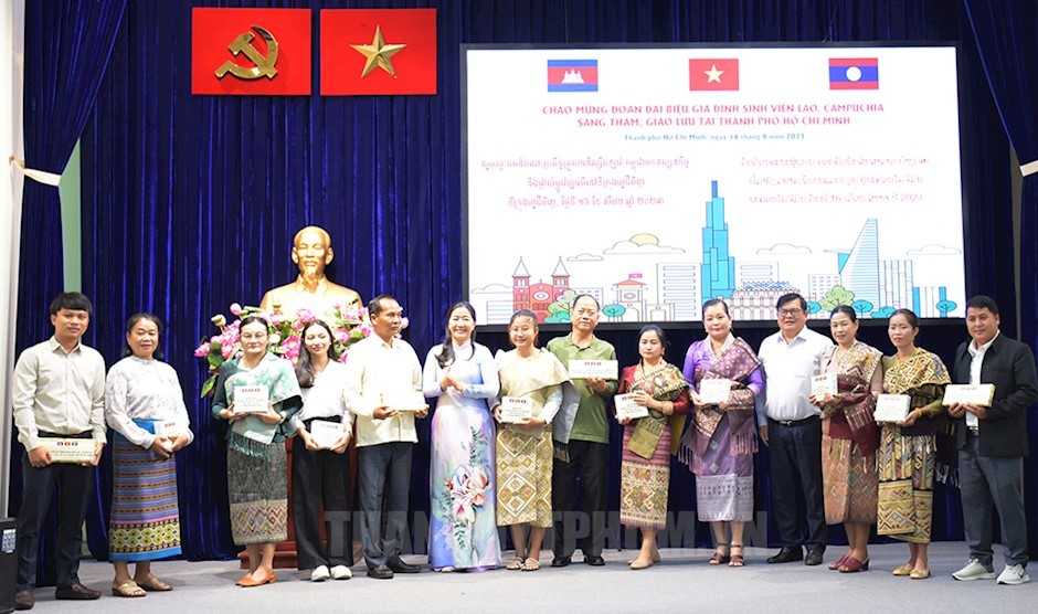 Lãnh đạo các đơn vị của TPHCM tặng quà gia đình sinh viên Lào, Campuchia đang học tập tại TPHCM. Lãnh đạo các đơn vị của TPHCM tặng quà gia đình sinh viên Lào, Campuchia đang học tập tại TPHCM.