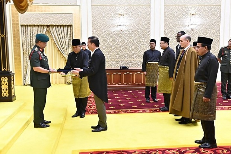 Vietnamese Ambassador Dinh Ngoc Linh presents his credentials to Malaysian King Abdullah Sultan Ahmad Shah (Photo: VNA) Vietnamese Ambassador Dinh Ngoc Linh presents his credentials to Malaysian King Abdullah Sultan Ahmad Shah (Photo: VNA)