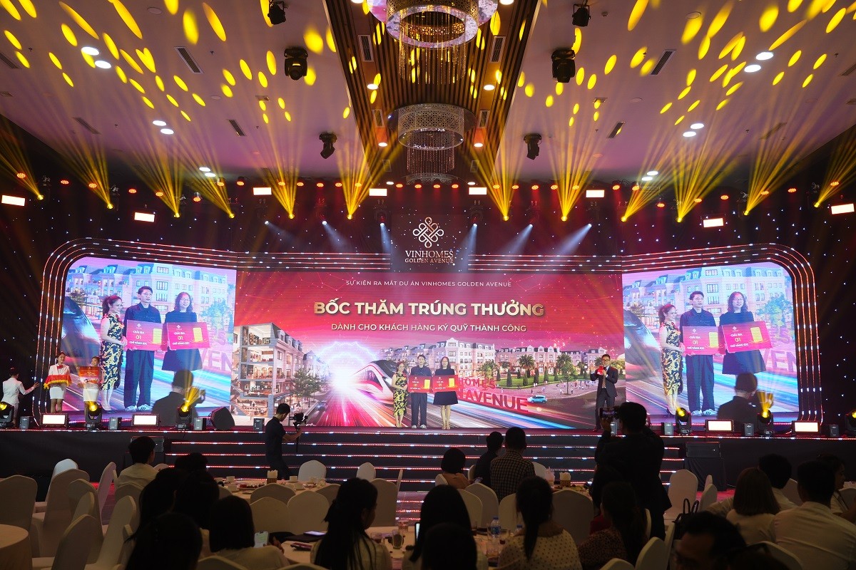 Khán phòng bùng nổ trong màn bốc thăm trúng thưởng: 10 chỉ vàng và 1.000 USD tiền mặt đã được trao tới tay các chủ nhân may mắn ngay tại sự kiện. Khán phòng bùng nổ trong màn bốc thăm trúng thưởng: 10 chỉ vàng và 1.000 USD tiền mặt đã được trao tới tay các chủ nhân may mắn ngay tại sự kiện.