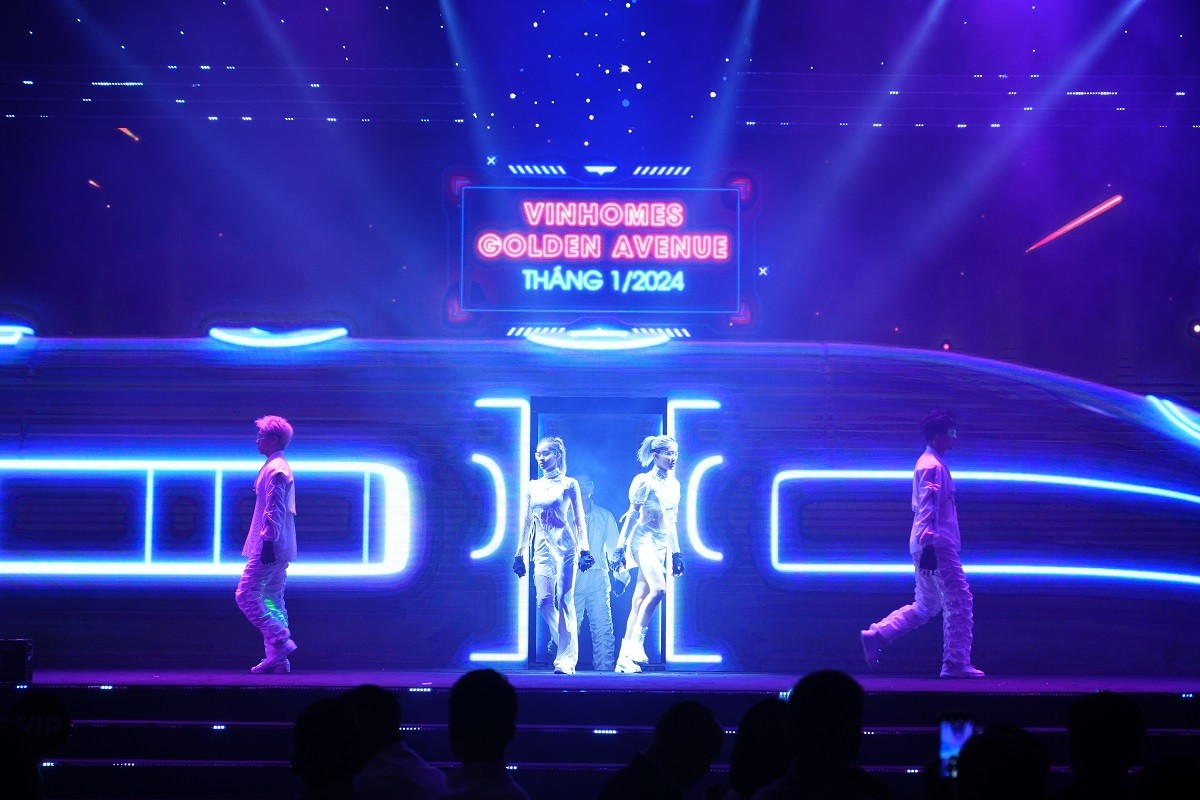 Cả khán phòng vỡ òa khi chuyến tàu giả tưởng đưa khách hàng xuyên không đến tương lai thịnh vượng tại “ga” Vinhomes Golden Avenue vào thời điểm dự án chính thức đi vào vận hành. Cả khán phòng vỡ òa khi chuyến tàu giả tưởng đưa khách hàng xuyên không đến tương lai thịnh vượng tại “ga” Vinhomes Golden Avenue vào thời điểm dự án chính thức đi vào vận hành.