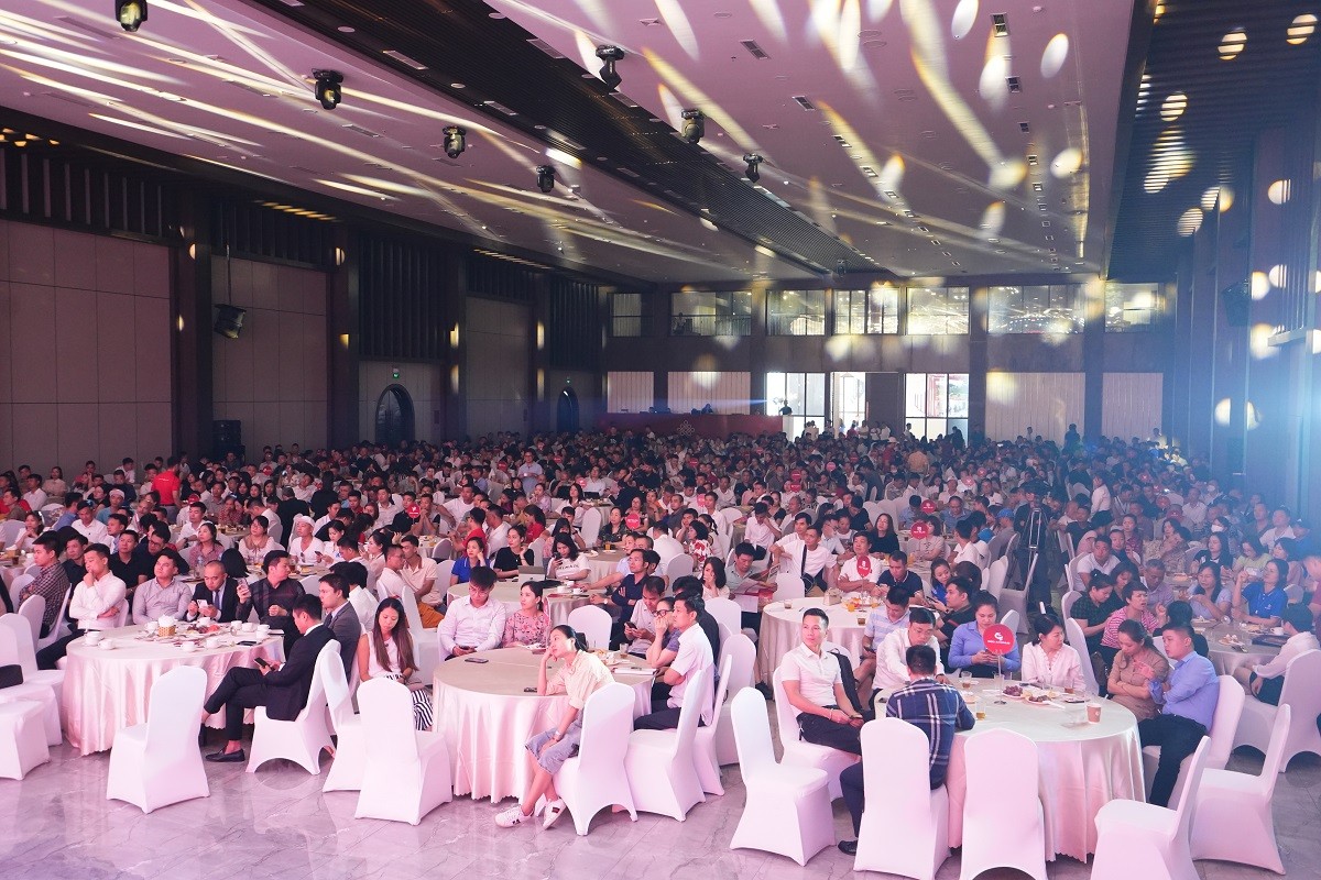 Gần 1.000 khách hàng chung tâm thế háo hức chờ đón màn chào sân của siêu phẩm Vinhomes Golden Avenue. Gần 1.000 khách hàng chung tâm thế háo hức chờ đón màn chào sân của siêu phẩm Vinhomes Golden Avenue.