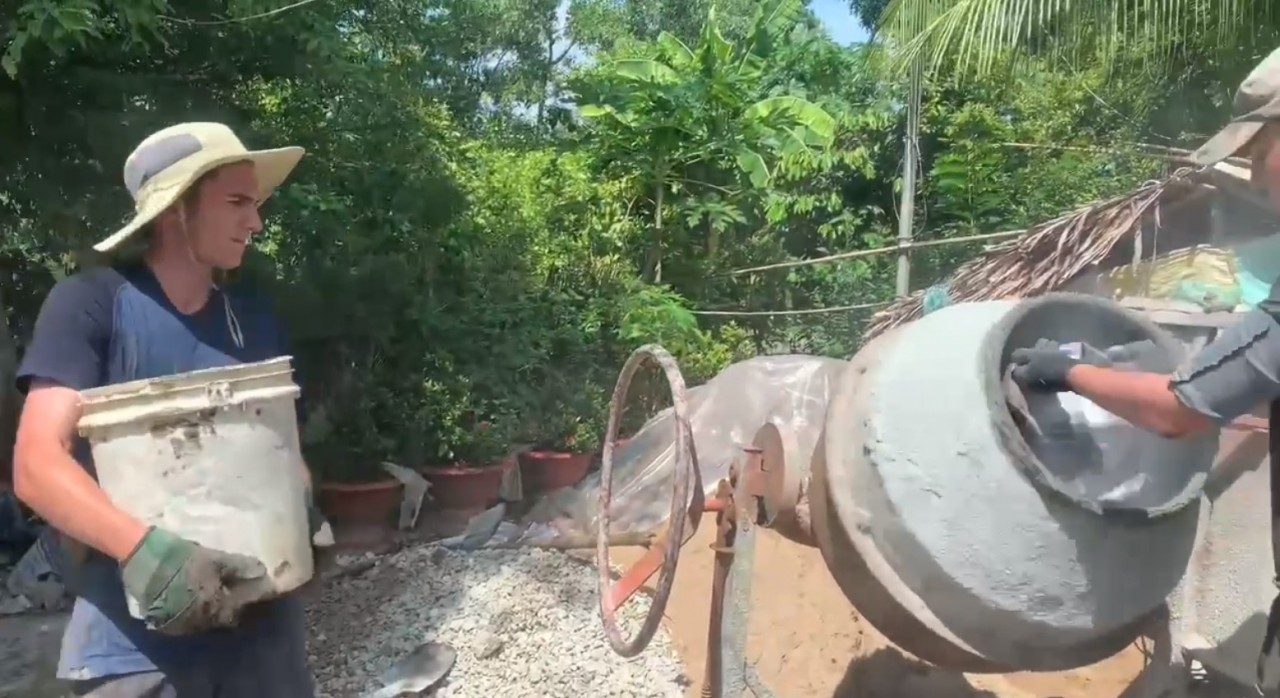 Thanh niên quốc tế cùng xây nhà tình thương cho hộ gia đình Việt Thanh niên quốc tế cùng xây nhà tình thương cho hộ gia đình Việt