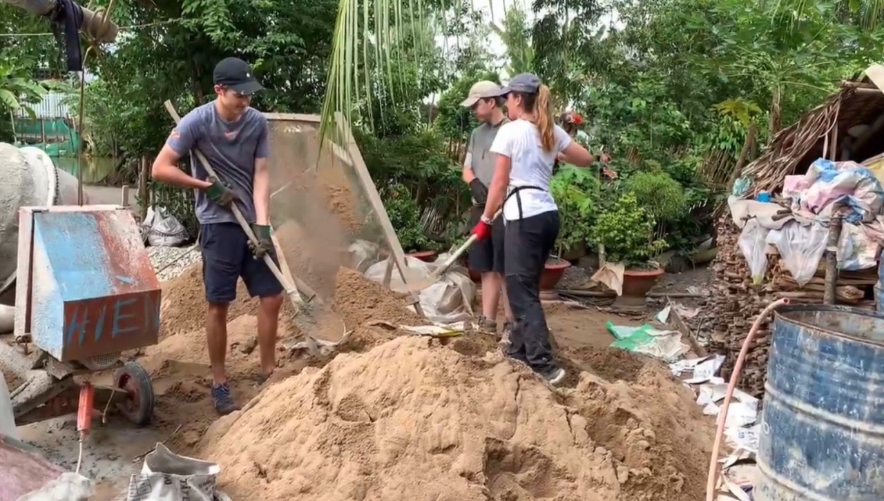 Thanh niên quốc tế cùng xây nhà tình thương cho hộ gia đình Việt Thanh niên quốc tế cùng xây nhà tình thương cho hộ gia đình Việt