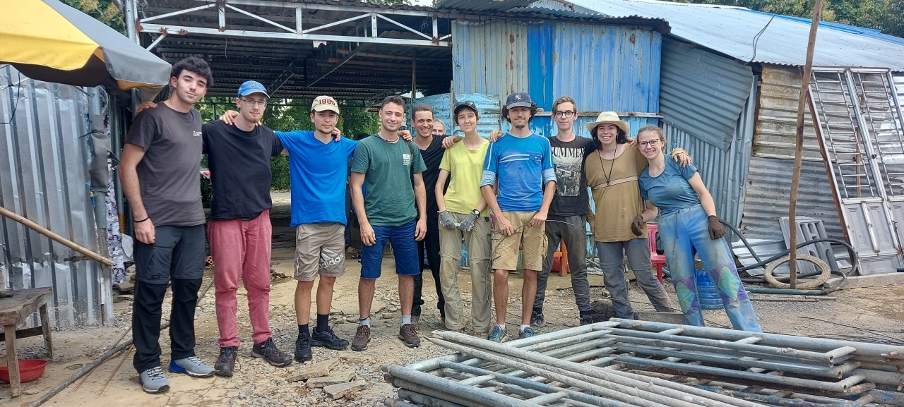 Thanh niên quốc tế cùng xây nhà tình thương cho hộ gia đình Việt Thanh niên quốc tế cùng xây nhà tình thương cho hộ gia đình Việt