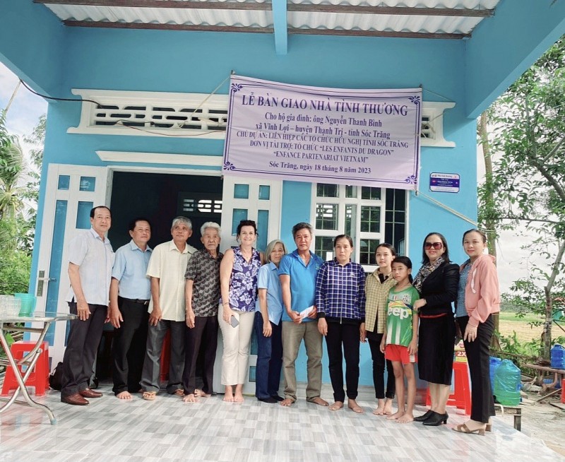 Thanh niên nước ngoài đảo vữa, xây tường, dạy võ ở Việt Nam Thanh niên nước ngoài đảo vữa, xây tường, dạy võ ở Việt Nam