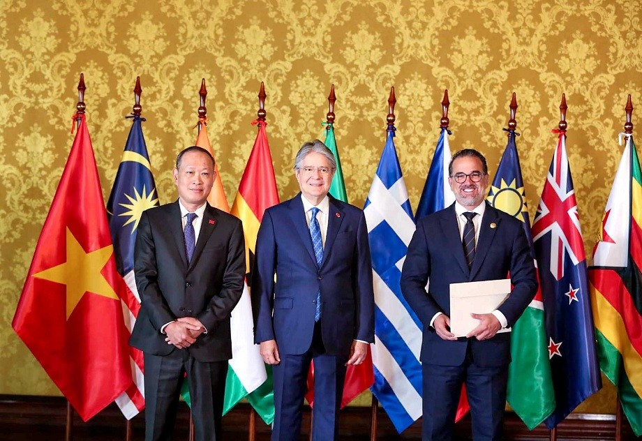 Vietnamese Ambassador Presents Credentials to Ecuador's President Vietnamese Ambassador Presents Credentials to Ecuador's President