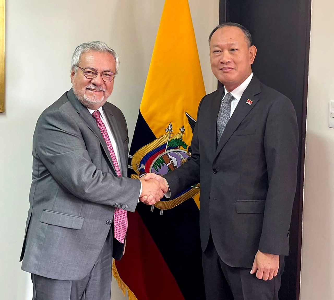 Vietnamese Ambassador Presents Credentials to Ecuador's President Vietnamese Ambassador Presents Credentials to Ecuador's President