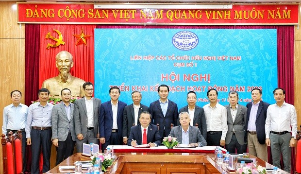 Cụm số 1 Liên hiệp các tổ chức hữu nghị Việt Nam ký kết giao ước thi đua năm 2023 (Ảnh: Báo Vĩnh Phúc). Cụm số 1 Liên hiệp các tổ chức hữu nghị Việt Nam ký kết giao ước thi đua năm 2023 (Ảnh: Báo Vĩnh Phúc).