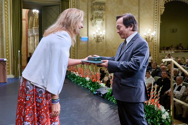 Giao su Viet nhan phan thuong cao quy - Huan chuong Nha nuoc Hungary hinh anh 1