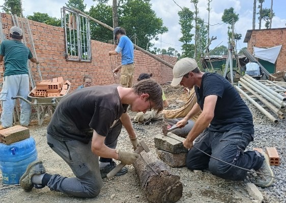 Đoàn sinh viên tình nguyện của tổ chức LEDD/Pháp cùng tham gia xây dựng nhà hữu nghị Đoàn sinh viên tình nguyện của tổ chức LEDD/Pháp cùng tham gia xây dựng nhà hữu nghị