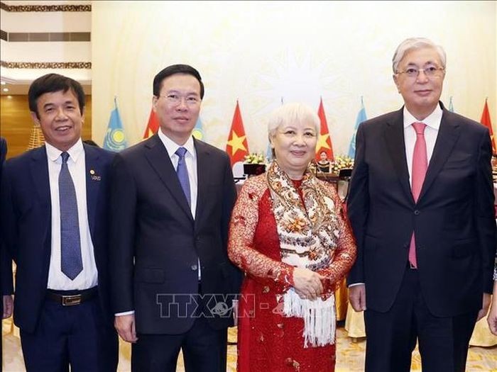 Chủ tịch nước Võ Văn Thưởng và Tổng thống Kazakhstan Tokayev chụp ảnh cùng ông Lê Hồng Hạnh và bà Nguyễn Mỹ Loan tại tiệc chiêu đãi tối 21/8 (Ảnh: TTXVN) Chủ tịch nước Võ Văn Thưởng và Tổng thống Kazakhstan Tokayev chụp ảnh cùng ông Lê Hồng Hạnh và bà Nguyễn Mỹ Loan tại tiệc chiêu đãi tối 21/8 (Ảnh: TTXVN)