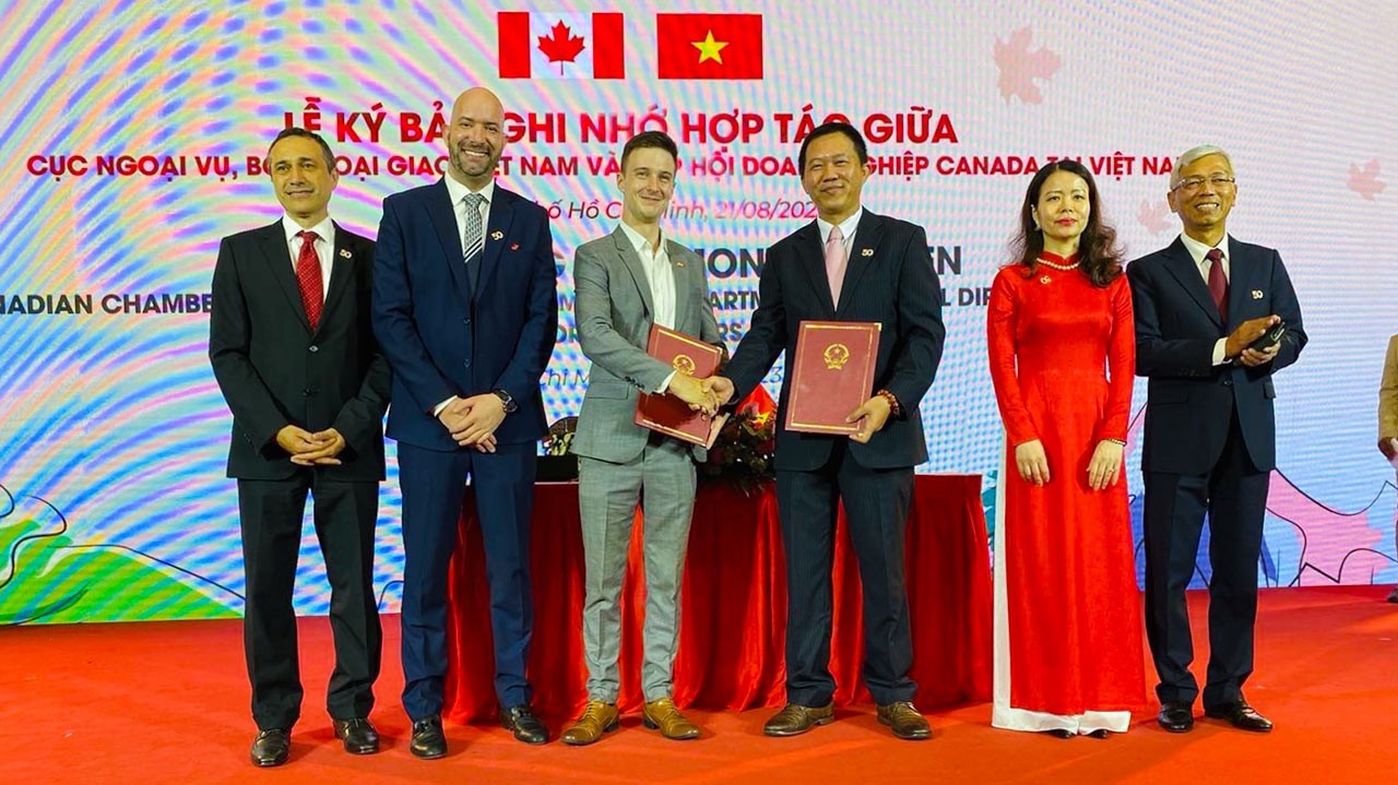 Tại Lễ kỷ niệm 50 năm thiết lập quan hệ ngoại giao Việt Nam-Canada kết hợp Gặp gỡ Canada, Cục Ngoại vụ (Bộ Ngoại giao) và CanCham đã ký kết Bản ghi nhớ hợp tác (Ảnh: Thế giới & Việt Nam). Tại Lễ kỷ niệm 50 năm thiết lập quan hệ ngoại giao Việt Nam-Canada kết hợp Gặp gỡ Canada, Cục Ngoại vụ (Bộ Ngoại giao) và CanCham đã ký kết Bản ghi nhớ hợp tác (Ảnh: Thế giới & Việt Nam).