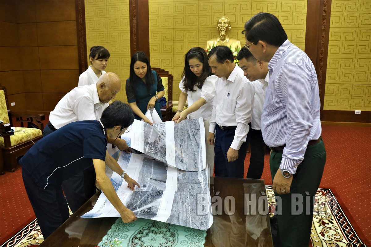 Chủ tịch UBND tỉnh và lãnh đạo một số sở, ngành xem áp phích về hậu quả vụ ném bom nguyên tử xuống tỉnh Hiroshima (Nhật Bản). Chủ tịch UBND tỉnh và lãnh đạo một số sở, ngành xem áp phích về hậu quả vụ ném bom nguyên tử xuống tỉnh Hiroshima (Nhật Bản).
