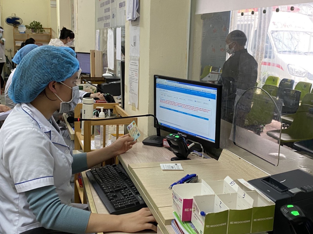 98% tổng số cơ sở y tế triển khai khám chữa bệnh bảo hiểm y tế bằng CCCD gắn chíp (Ảnh minh họa)