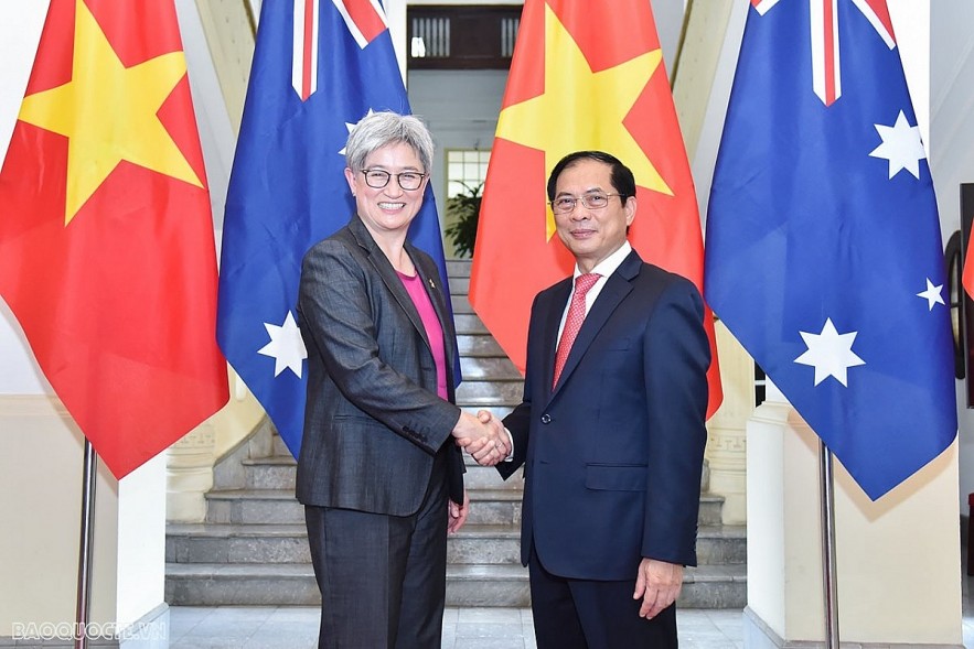 Vietnamese Foreign Minister Bui Thanh Son (R) shaking hands with his visiting Australian counterpart Penny Wong ahead of their meeting in Hanoi on August 22. (Photo: baoquocte.vn) Vietnamese Foreign Minister Bui Thanh Son (R) shaking hands with his visiting Australian counterpart Penny Wong ahead of their meeting in Hanoi on August 22. (Photo: baoquocte.vn)